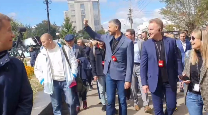 Мужчина из толпы признался в любви к Осипову во время экскурсии Шувалова по Чите